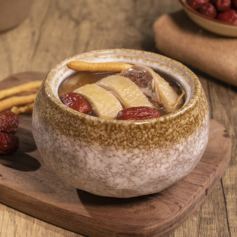 Một gói súp nóng từ 350g đã sẵn sàng để ăn, sẵn sàng để ăn.