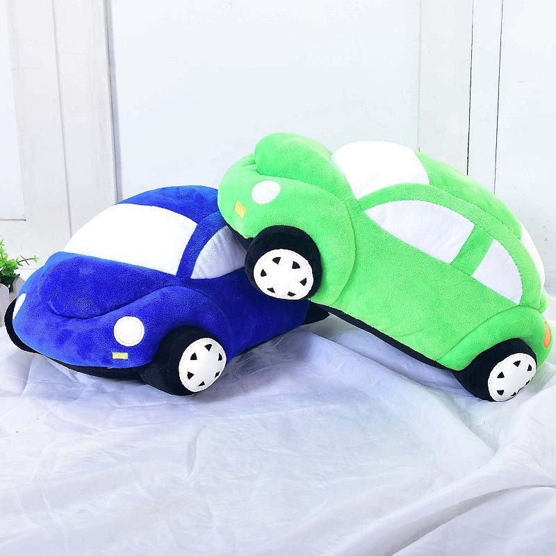 Con búp bê bé nhỏ có gối trên giường với quà sinh nhật của một bé trai.