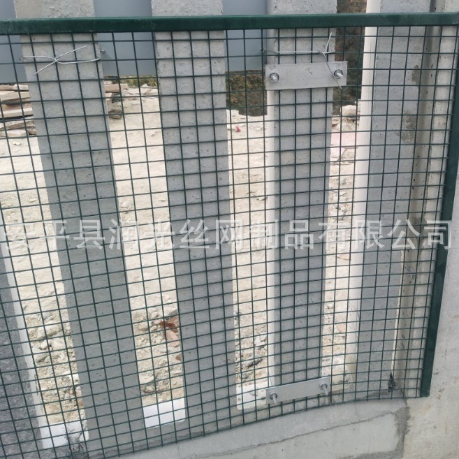 Railroad road fence wire-rolling cages with high iron and cement fences and high-encrypted net-covered net-cover factory