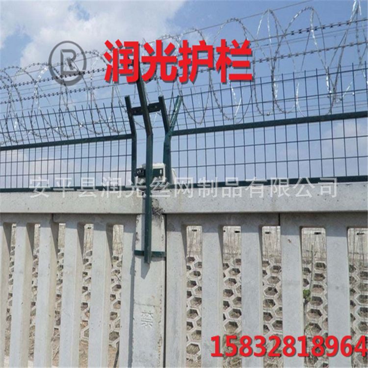 Short supply rail defence fence 2.2 m 2.5 m steel and cement poles, high-stabbing blades, stabbing cages.