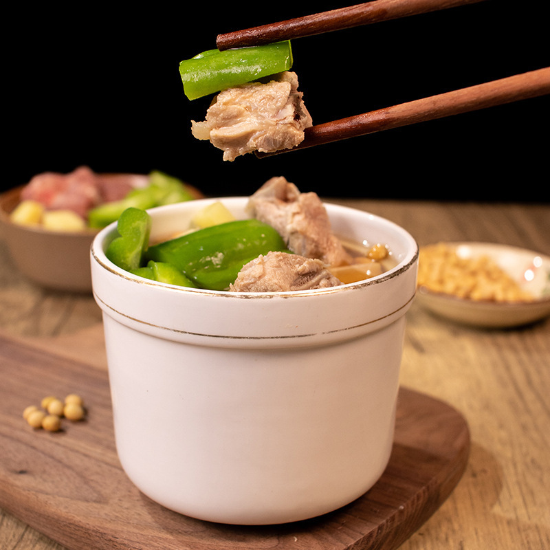 Toàn bộ của một nhà máy thực phẩm đã được phân phối trước cho một trái dưa leo dưa hấu với một nửa nước sốt