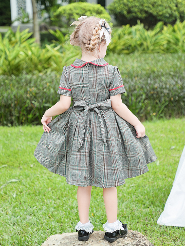 The new summer dress for the European-American girl, the English-sleeved princess dress, turned over the plaid dress.