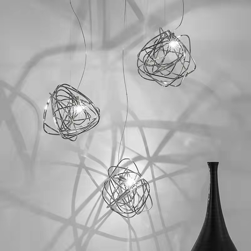 A simple chandelier, a very simple restaurant, a chandelier-soft designer.