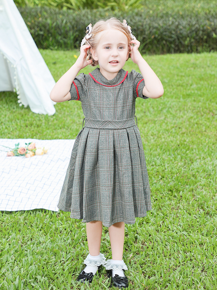 The new summer dress for the European-American girl, the English-sleeved princess dress, turned over the plaid dress.