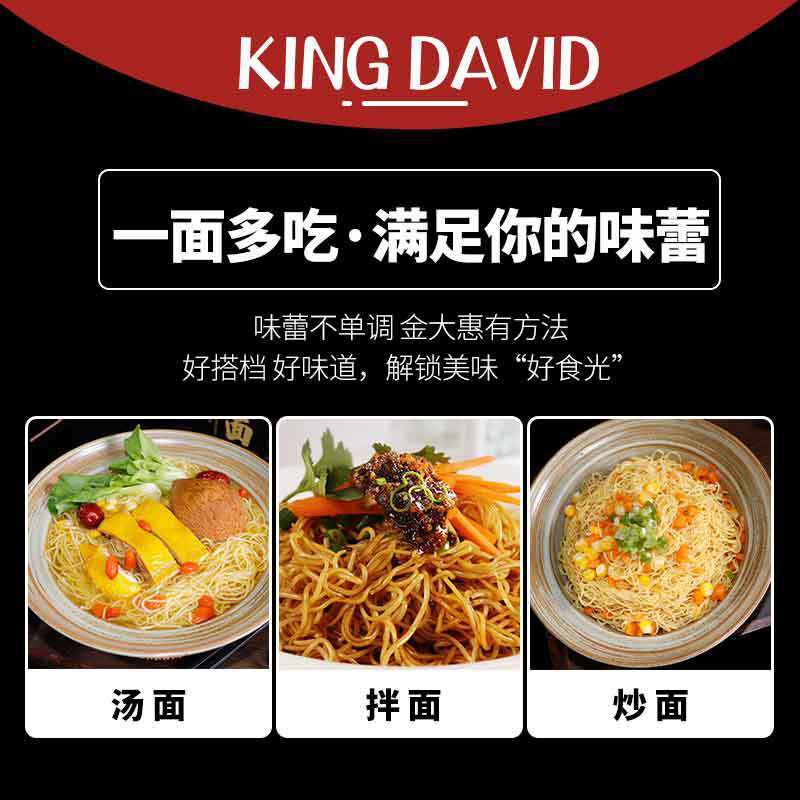 Bánh mì nướng với gói mì không chiên cho gia đình.