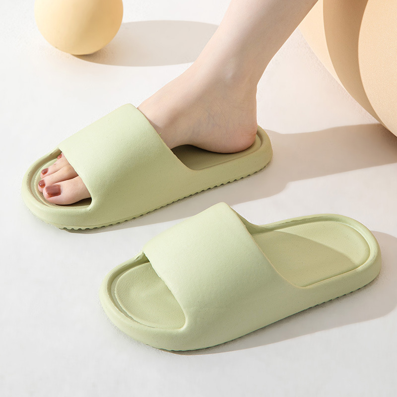 Người phụ nữ với đôi dép dày dưới đáy mang sự mềm mại của vũng nước bên ngoài mùa hè, để cô ấy có thể ở nhà với anh chàng với vợ lẽ.
