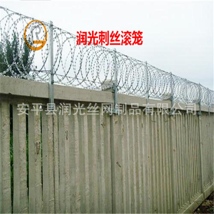 Short supply rail defence fence 2.2 m 2.5 m steel and cement poles, high-stabbing blades, stabbing cages.