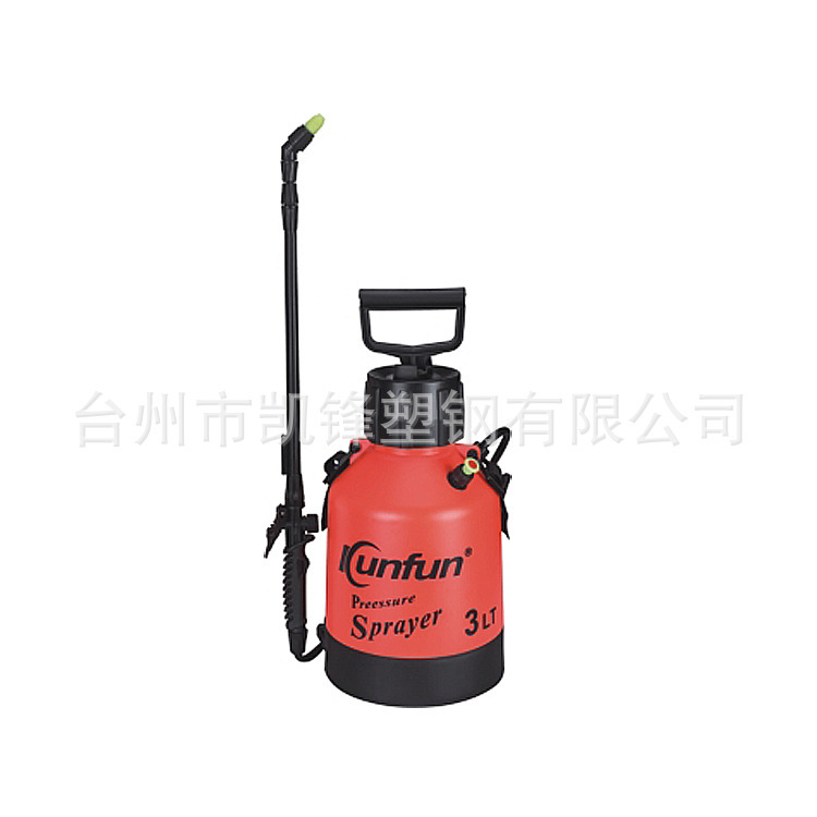 Gia đình Kaiser 3L dùng máy phun nước ở khu vườn.
