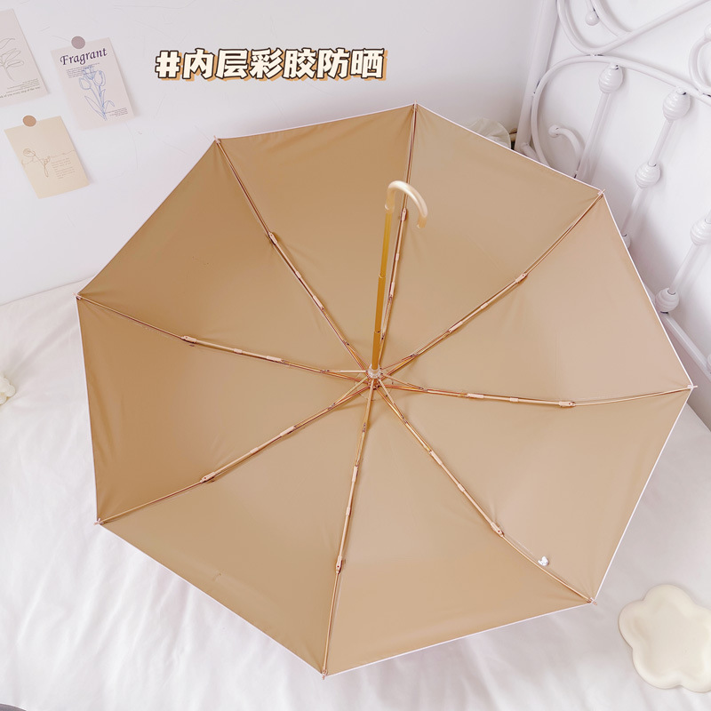Máy đo bằng vàng Pháp được điều chỉnh bởi một chiếc dù của phụ nữ chống tia cực tím được bảo vệ.