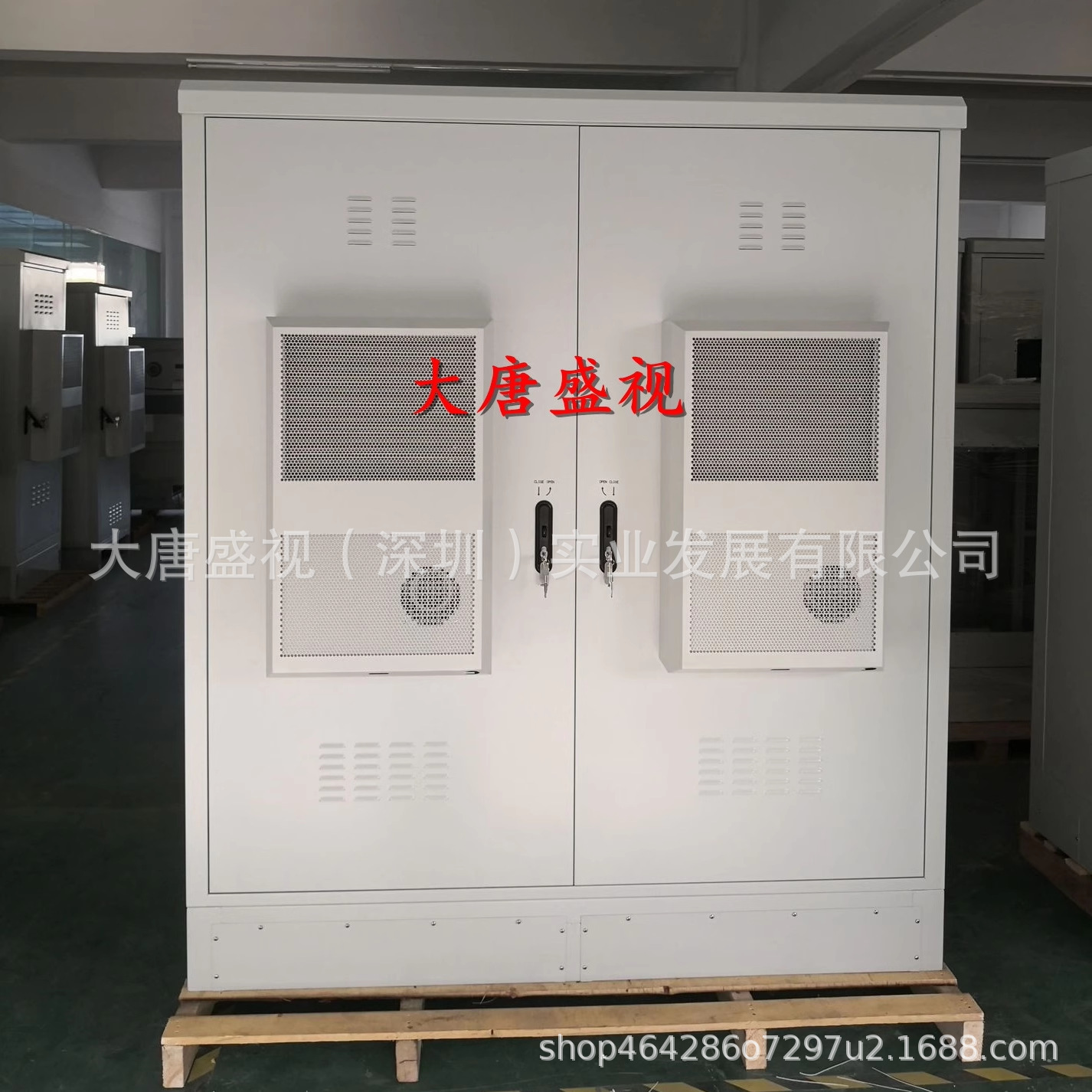 An outdoor air-conditioning cabinet with a stainless steel cabinet outside the storeroom.