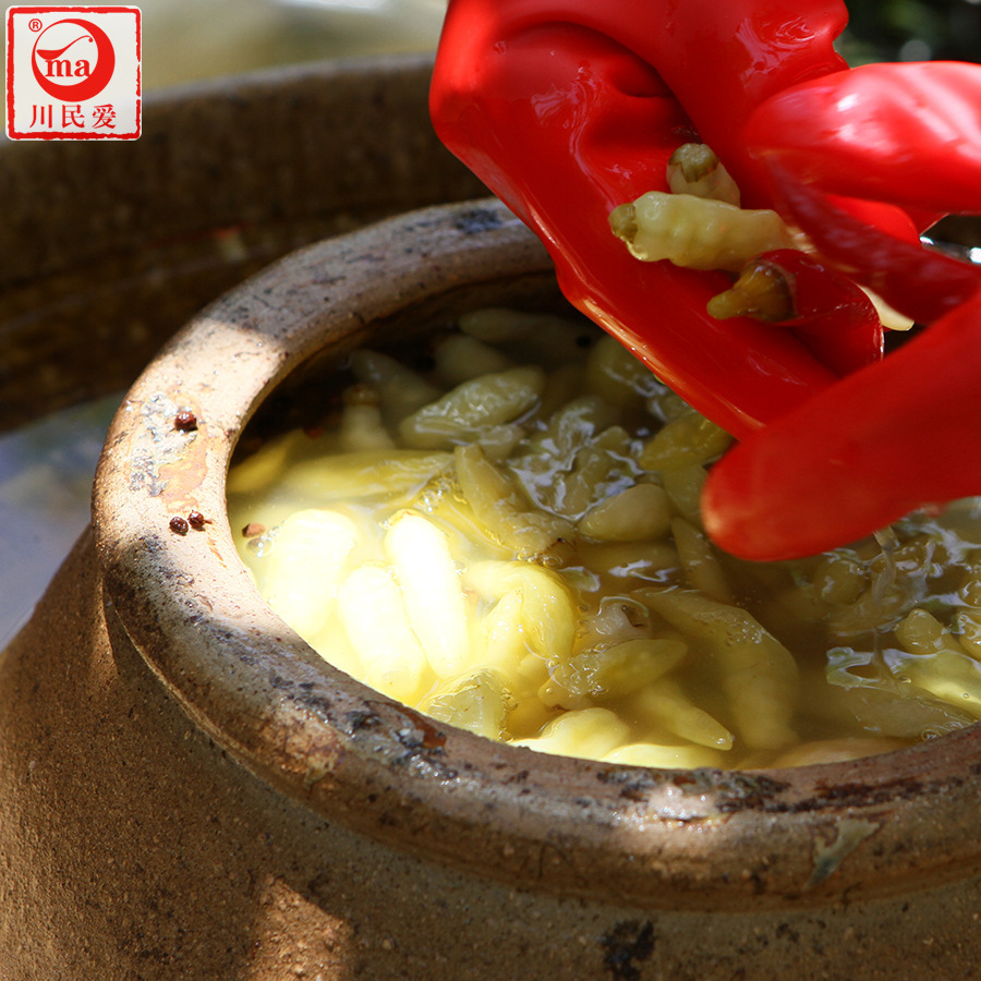 Kawamin Aiyama peppers are hot, and Sichuan special food farmers make their own distributions at the old table.