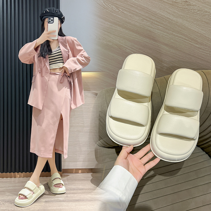Ngôi nhà màu đỏ mới vào mùa hè, bước trên đôi giày san hô.