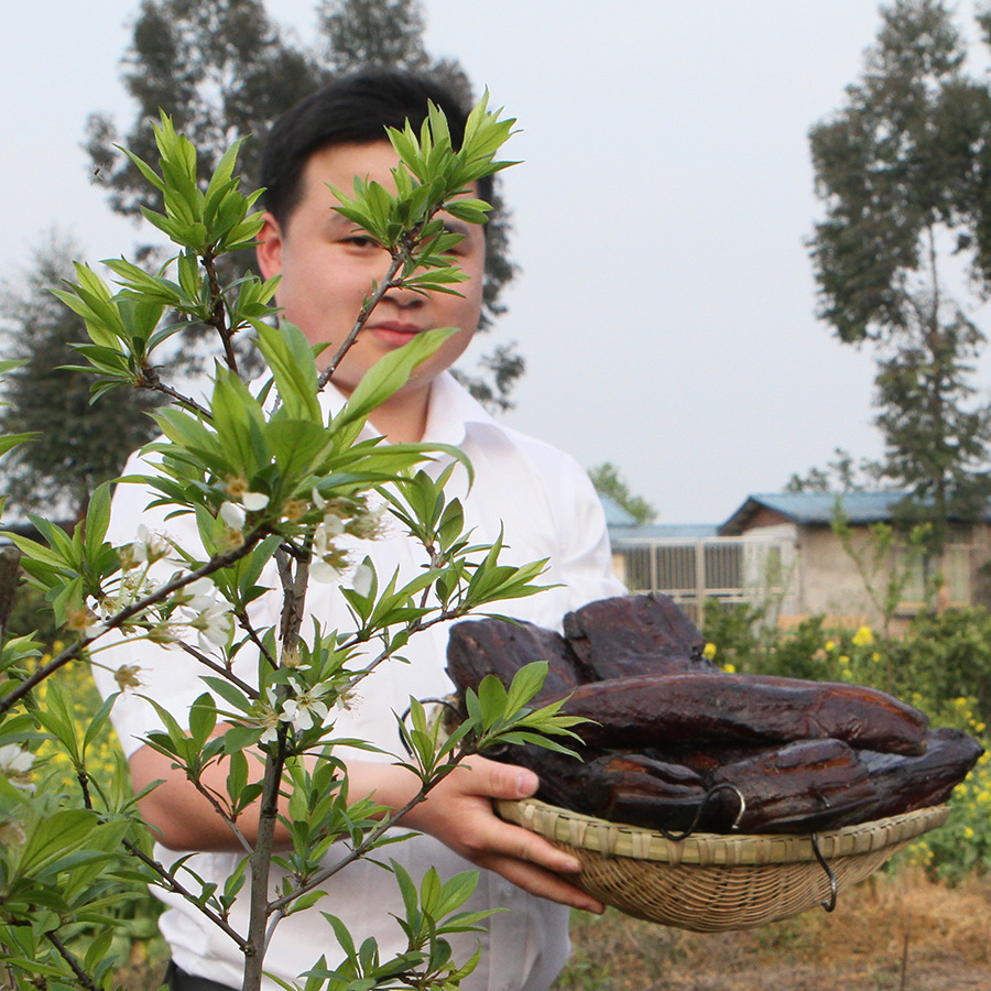 Kawamin thích gói 5 bó rau từ những nông dân Sichuan và tự làm ra một ít khói 500g.