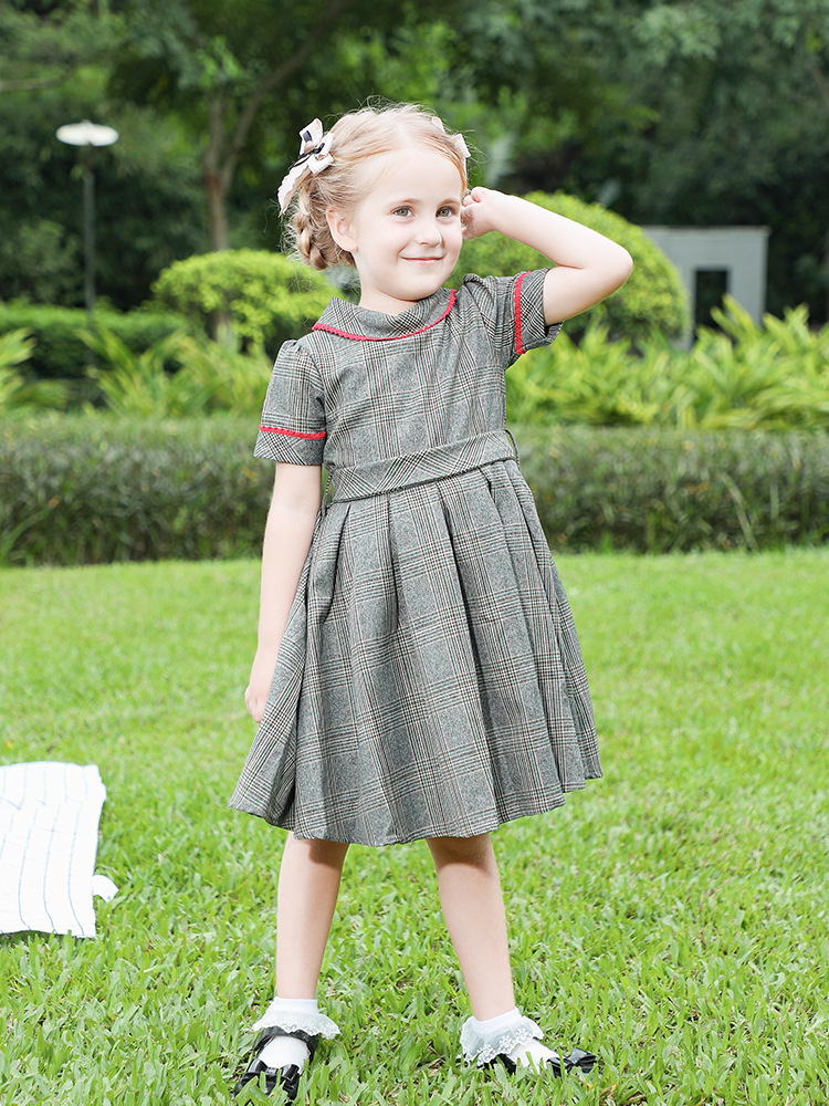 The new summer dress for the European-American girl, the English-sleeved princess dress, turned over the plaid dress.