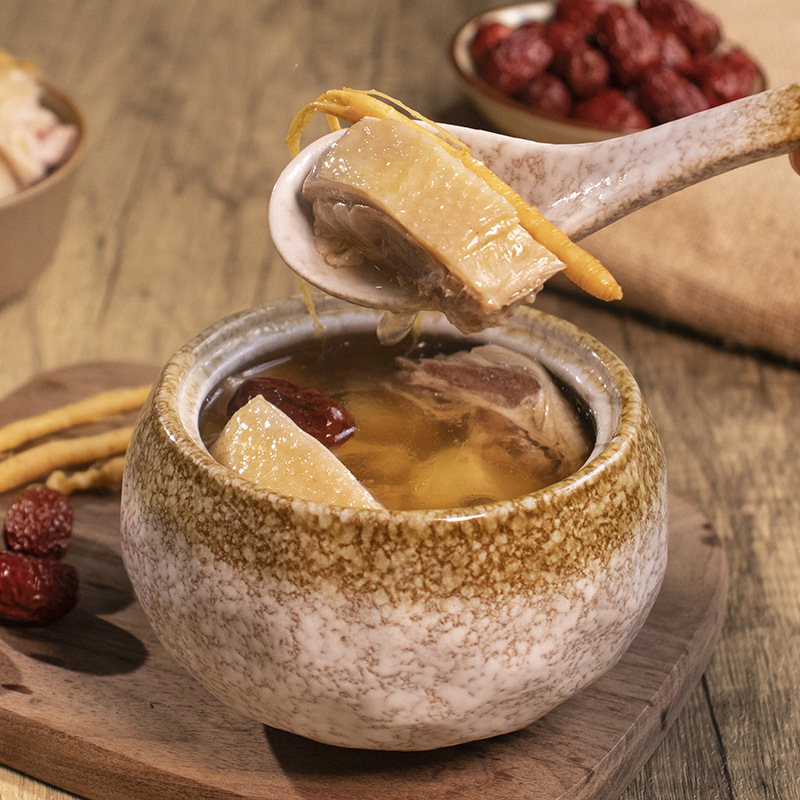 Một gói súp nóng từ 350g đã sẵn sàng để ăn, sẵn sàng để ăn.