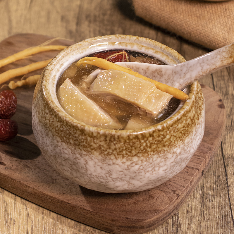 Một gói súp nóng từ 350g đã sẵn sàng để ăn, sẵn sàng để ăn.