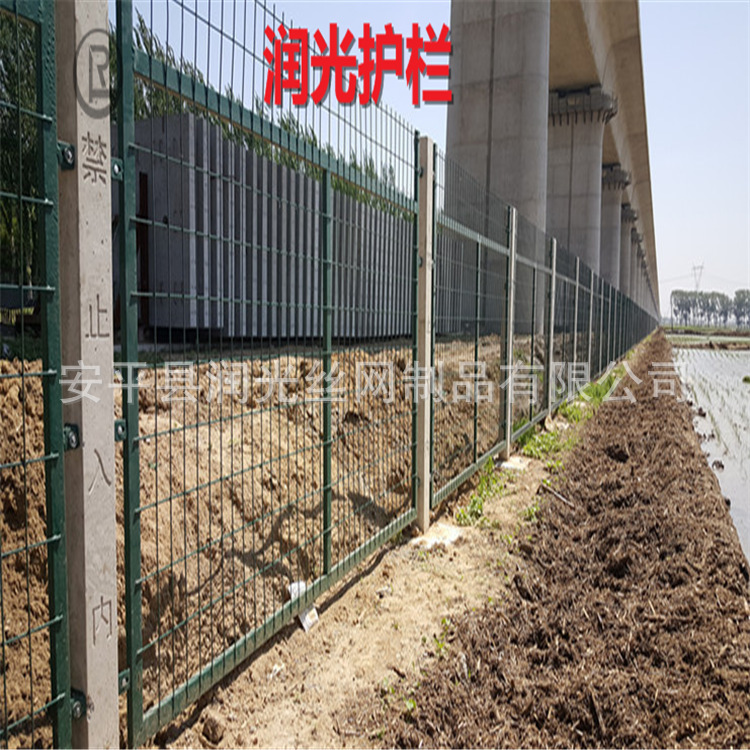 Short supply rail defence fence 2.2 m 2.5 m steel and cement poles, high-stabbing blades, stabbing cages.