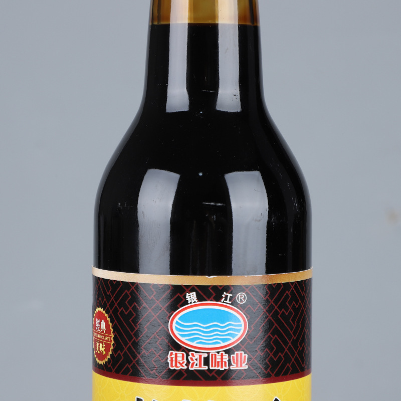 Nhà sản xuất chứa 600ml nước sốt cháy đỏ trên bếp.