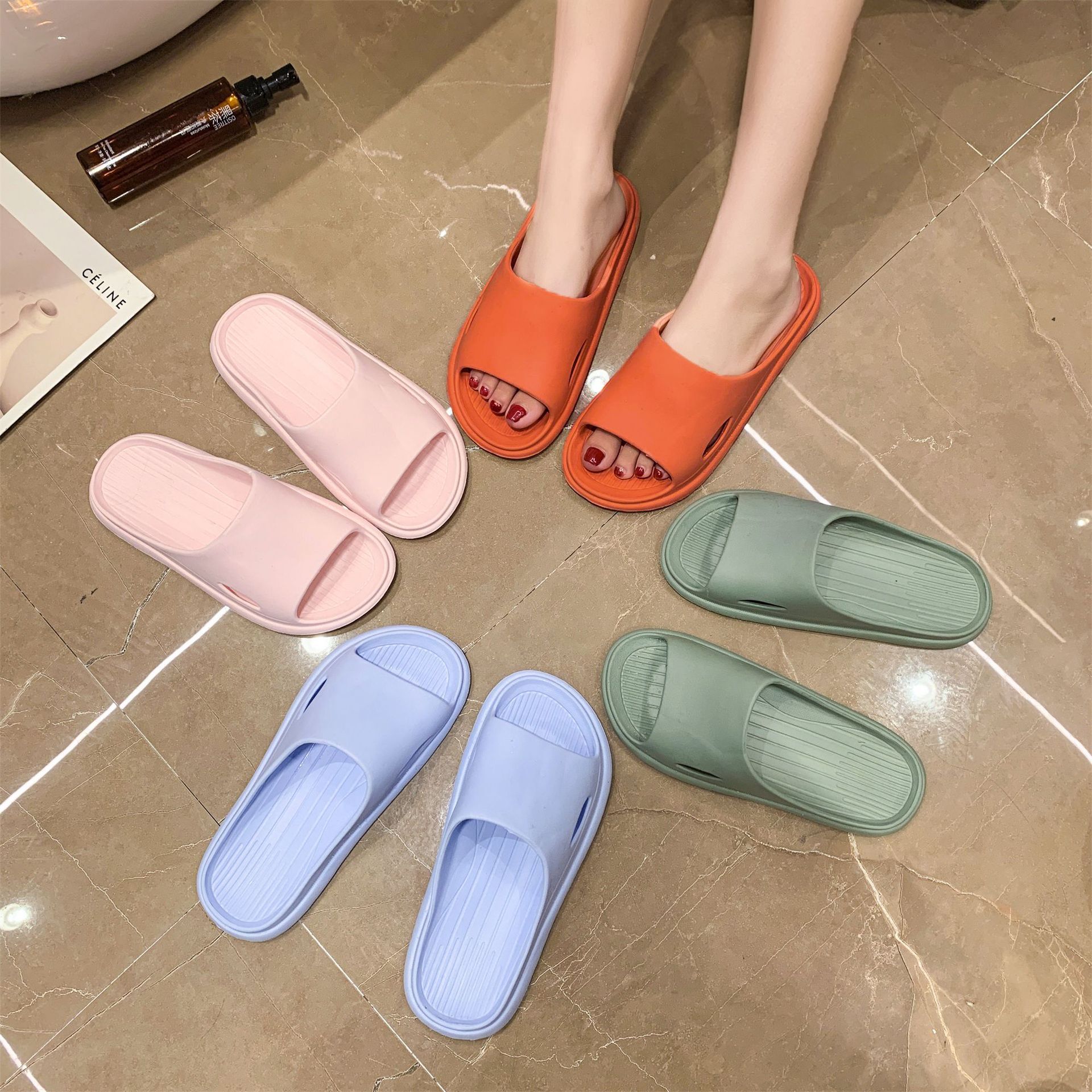 "Hãy đi trên đôi dép chết tiệt và may chúng cho những người đàn ông và phụ nữ mang chúng vào mùa hè.
