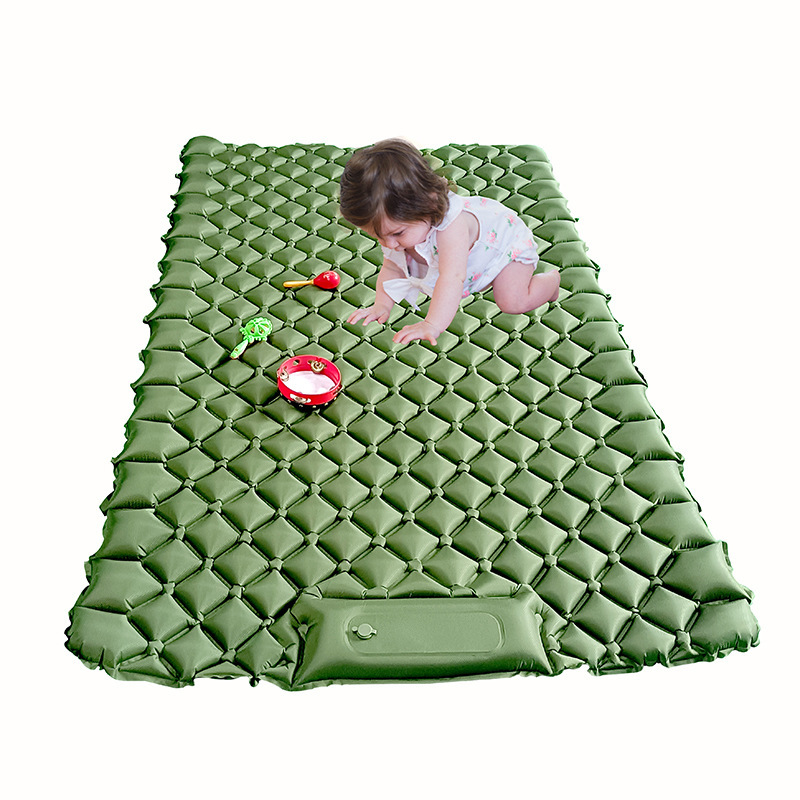 The baby's living room home with a crawling pad, an outdoor camping tent, a pedestal and a picnic-proof pad.