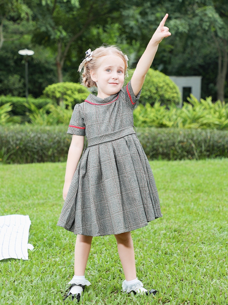 The new summer dress for the European-American girl, the English-sleeved princess dress, turned over the plaid dress.