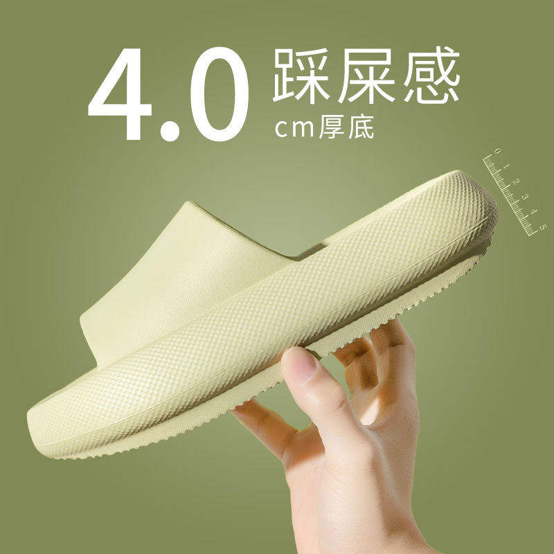 Một cô gái đi giày trượt tuyết vào mùa hè về nhà với một người bạn cùng phòng vệ sinh với đôi giày cao gót ở nhà.