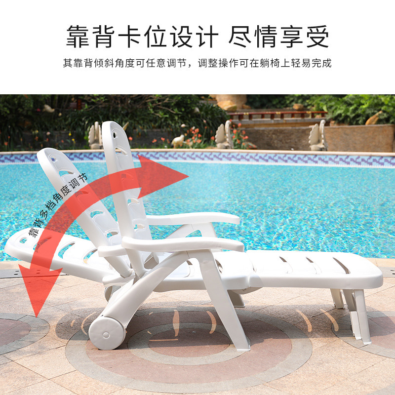Bên ngoài ghế bãi biển gấp ghế ngủ với nhựa nằm trên giường và nằm trên ghế sau bên ngoài.