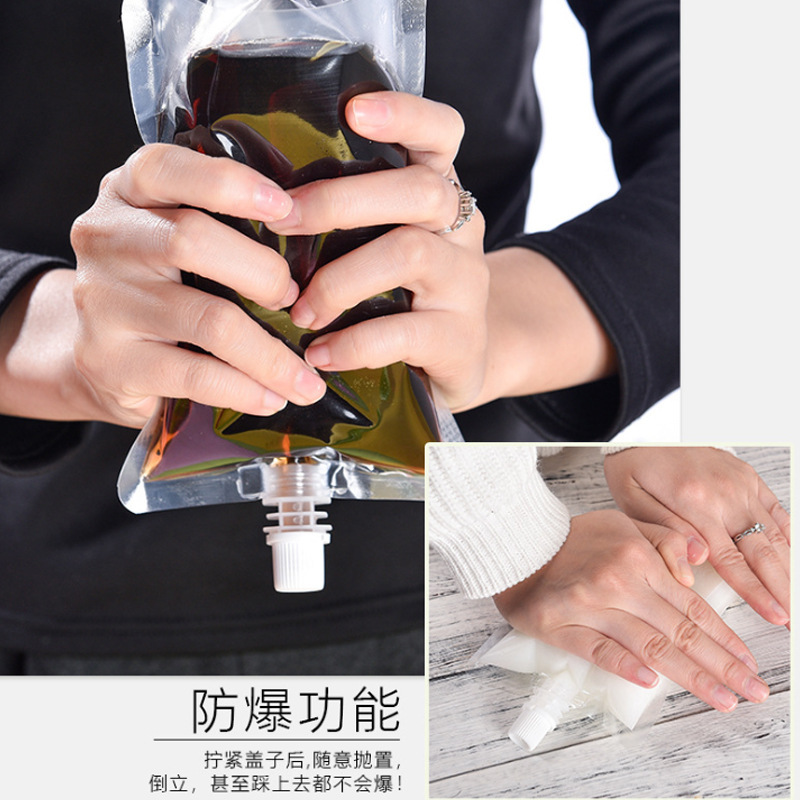 The plant discovered that the liquid-packed bag of beverages in the soybean soy sauce were printed in a transparent and self-sustained bag.