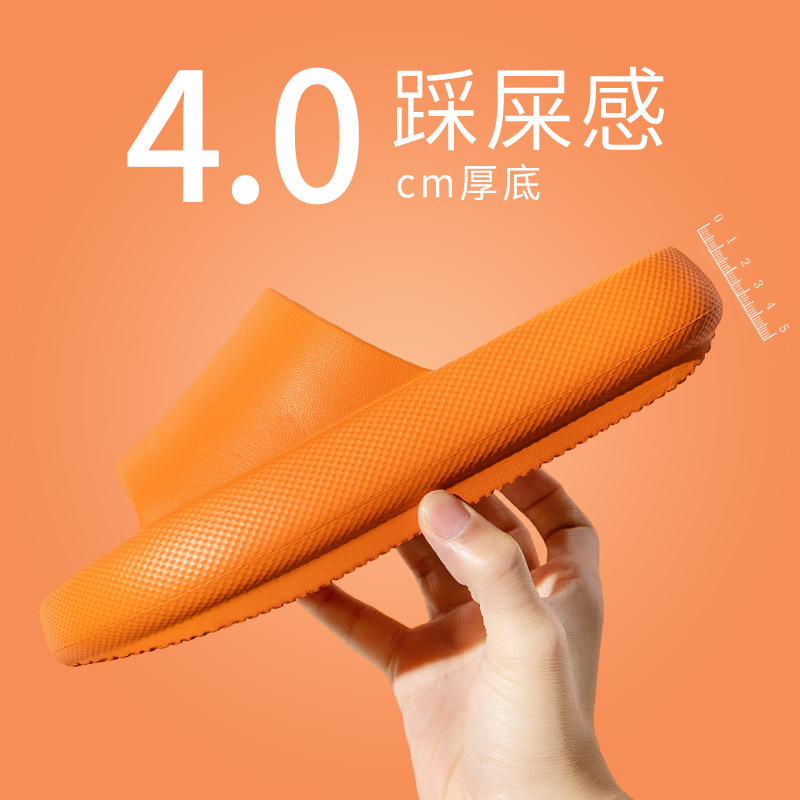 Một cô gái đi giày trượt tuyết vào mùa hè về nhà với một người bạn cùng phòng vệ sinh với đôi giày cao gót ở nhà.