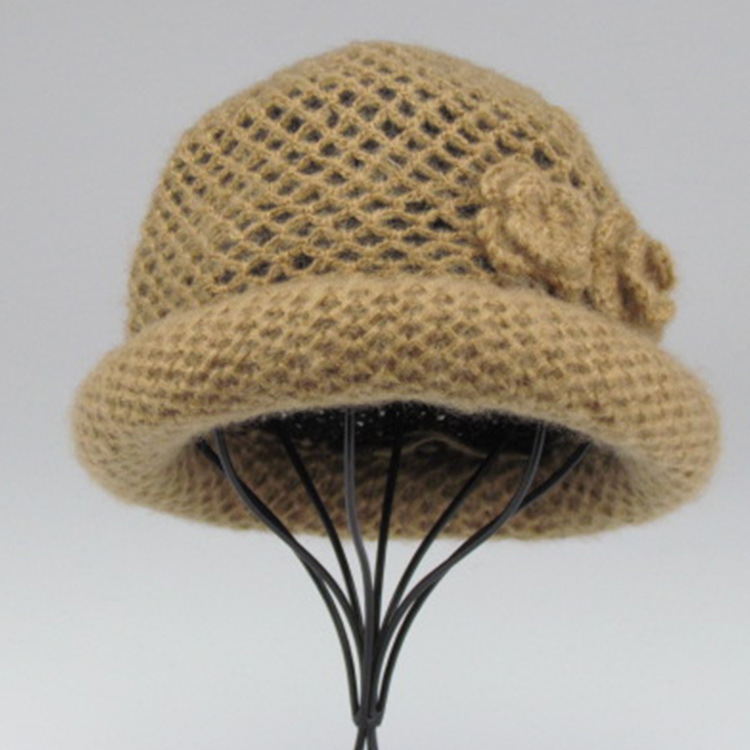 In the autumn and winter, a woman with a hat, a pair of hands-on hooks, an old-age knitted cap, a direct sale.