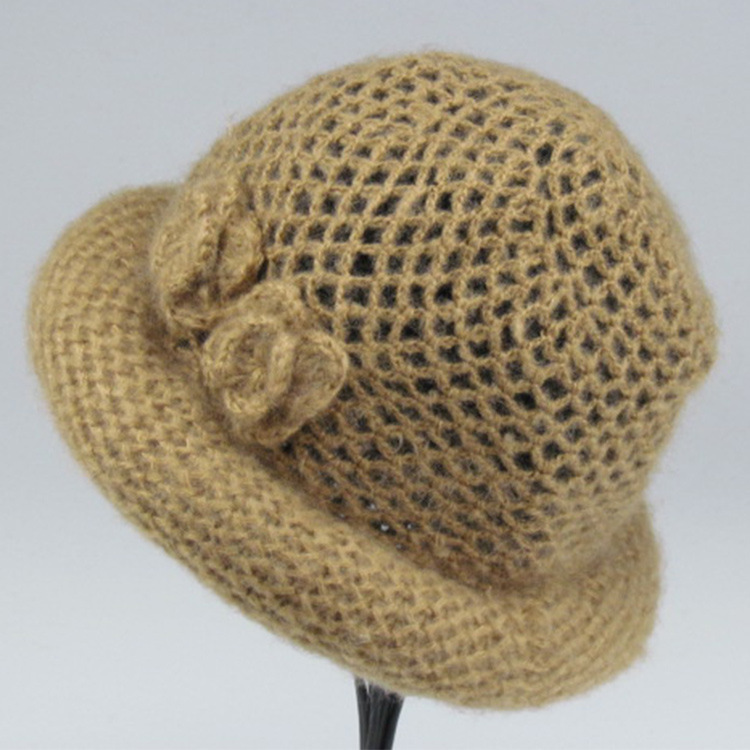 In the autumn and winter, a woman with a hat, a pair of hands-on hooks, an old-age knitted cap, a direct sale.